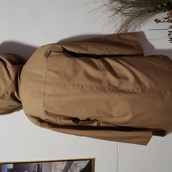 FORECASTER OF BOSTON LUXURY LOOK FUR COAT. - Picture 8 of 13